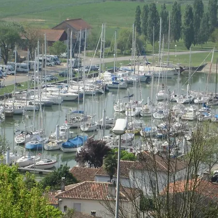 Grande maison charentaise avec vue sur le chenal superbes couchés de soleil sur l estuaire de la gironde! Mortagne-sur-Gironde Extérieur photo
