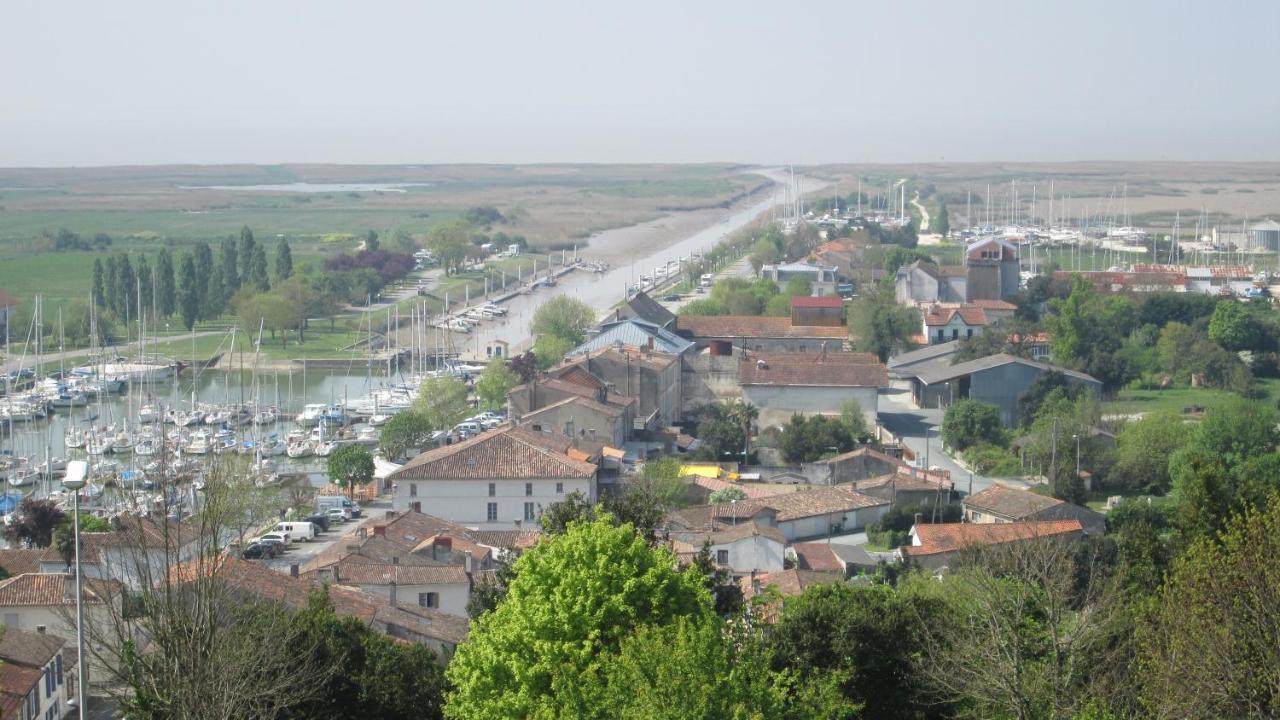 Grande Maison Charentaise Avec Vue Sur Le Chenal Superbes Couches De Soleil Sur L Estuaire De La Gironde!