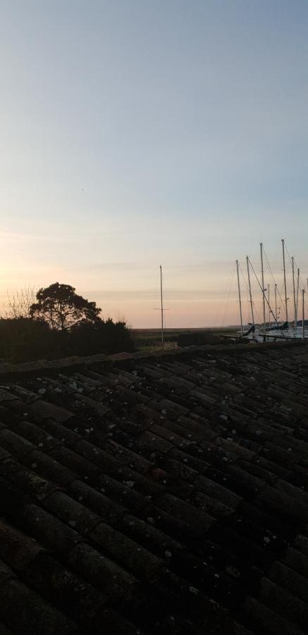 Grande Maison Charentaise Avec Vue Sur Le Chenal Superbes Couches De Soleil Sur L Estuaire De La Gironde! Ferienhaus Mortagne-sur-Gironde