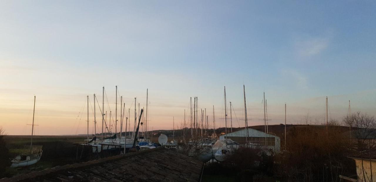 Grande Maison Charentaise Avec Vue Sur Le Chenal Superbes Couches De Soleil Sur L Estuaire De La Gironde!